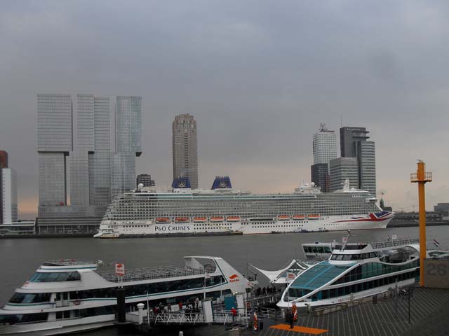 Cruiseschip ms Britannia van P&O aan de Cruise Terminal Rotterdam